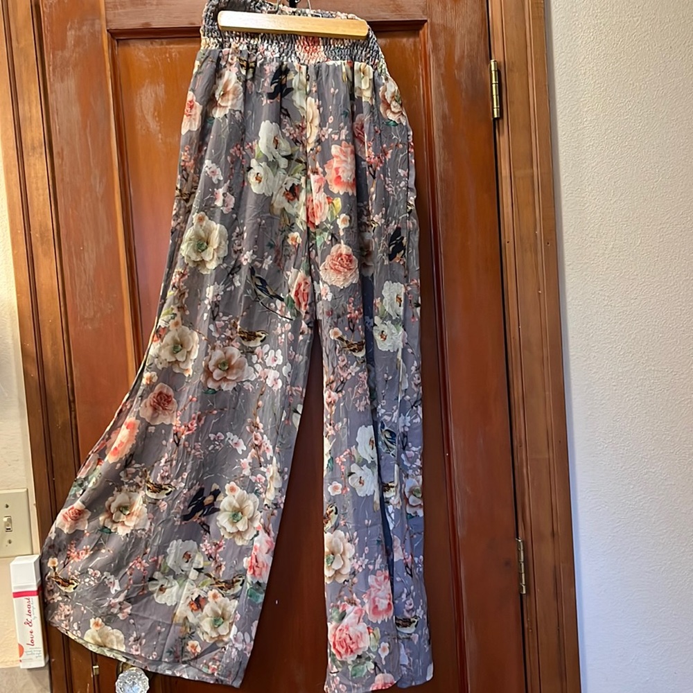 Beautiful flowy palazzo pants. Partially lined. Size small. Alythea. Stretch top